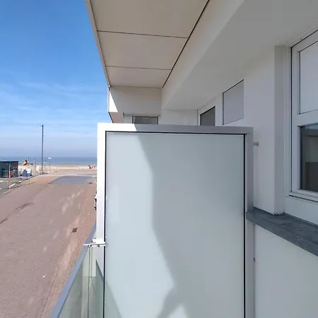 Front In Apartment *