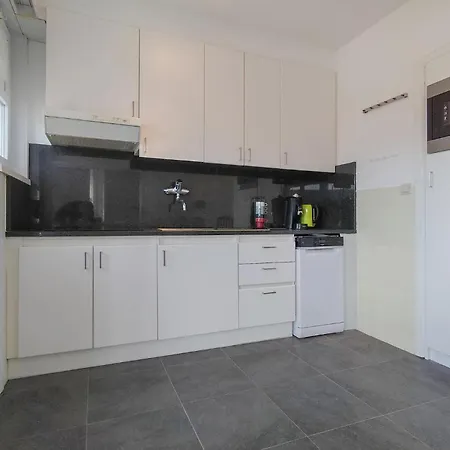 Front In Apartment *